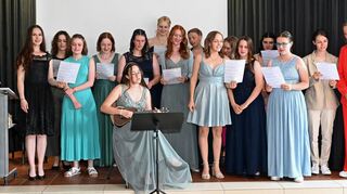 An der Liebfrauenschule haben 21 Schülerinnen – hier beim gemeinsamen Liedvortrag – ihren Realschulabschluss geschafft und ihre Zeugnisse erhalten.