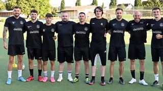 Hoffnungsträger des FC 07: die Neuzugänge (v.l.) Niclas Bluem, Anton Weber, Max Straschil, Dominique Voelker, Trainer Mark Schneider, Christian Lertes, Enrico Claus, Denis Holdschick und Christian Dingeldey.
