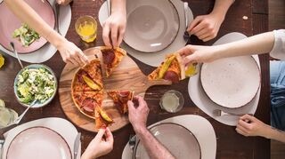Gemeinsam mit der Familie den einzigartigen Genuss von selbstgemachter Pizza erleben.
