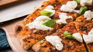 Der Schlüssel zur perfekten Pizza liegt im Zusammenspiel von Teig, Hitze, Belag, Backzeit und Technik.