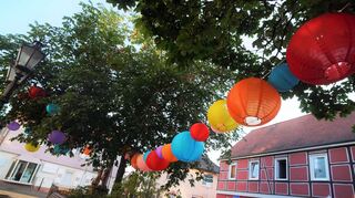 Lorsch, Lampion-Dekoration in der Iinnenstadt. 06.07.2023; Foto: Thomas Zelinger