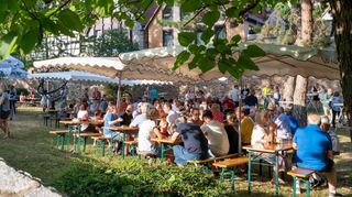 Im nördlichen Teil des Stadtparks wurde von Freitag bis Sonntag bei hochsommerlichen Temperaturen Wein von vier regionalen Weingütern angeboten.