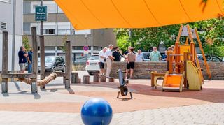 Der Spielplatz am Hallenbad und das Umfeld sollen neu gestaltet werden. Unter anderem ist geplant, den Boden zu entsiegeln. Statt des Sonnensegels sollen zahlreiche Bäume für Schatten sorgen.
