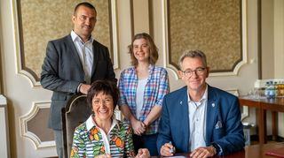 Bürgermeister Christian Schönung und seine Bürstädter Amtskollegin Bärbel Schader unterzeichneten gestern den Vertrag zur interkommunalen Zusammenarbeit. Das Bild zeigt sie mit Archivarin Julia Metz und Bürstadts 1. Stadtrat Christoph Lang.