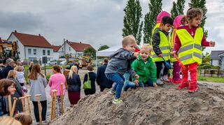 Die Kinder, die beim Spatenstich für die Kita in der Dieterswiese halfen, sind längst Schulkinder. Schon drei Jahre nach der Eröffnung der Einrichtung mit über 120 Plätzen aber fehlen wieder Plätze. Jetzt soll es Container in der Nähe geben.