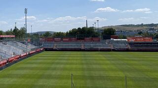 Die Stahlrohrtribüne auf der Gegengerade der Akon-Arena am Dallenberg in Würzburg bleibt nach einem zusätzlichen Engagement des Hauptsponsors bestehen.