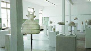 Blick in die Ausstellung mit Astrit Cobanajs Kunst.