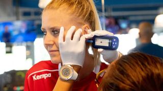Zum Auftakt des Saisonvorbereitungsprogramms wurde bei den Flames-Spielerinnen bei einer Leistungsdiagnostik auch die Laktat-Werte per Blutentnahme mit einem Piks ins Ohr, hier bei Rückkehrerin Kim Naidzinavicius, ermittelt.