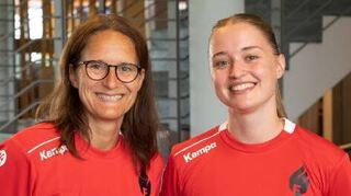 Beim Flames-Auftakt strahlte Neuzugang Mia Ziercke (rechts) mit Trainerin Heike Ahlgrimm, um die Wette.