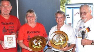 Beim Heckenfest tauschten (v.l.)Andreas Schumacher, Andrea Mizera, Gerhard Gärtner vom Musikcorps Einhausen und Walter Nail, ehemaliger Musiker der 76. US Army Band in Worms, Geschenke aus.