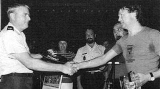 Geschenkübergabe nach einem Konzert des Musikcorps Einhausen in der US-Militärbasis Fort Gordon bei Augusta (Georgia) im Jahr 1983: Unser Bild zeigt Gastgeber Walter Nail (l.) sowie die Musikcorps-Chefs Adi Schumacher (2.v.r.) und Gerhard Gärtner (r.).