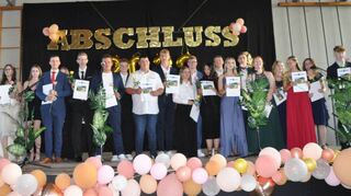 Die Realschüler (links) und die Hauptschüler der Abschlussklassen