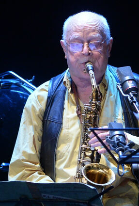 Musiker Ernst-Ludwig Petrowsky spielt im Berliner Ensemble beim Konzert "Nehmt Euch die Freiheit, sonst kommt sie nie!". Petrowsky ist tot. Er starb am 10.07.2023 im Alter von 89 Jahren