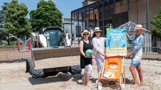 Der Beauner Platz verwandelt sich ab Samstag wieder in eine kleine Spiel- und Sportoase. Die zweite Auflage von „Summer in the City“ knüpft an die erfolgreiche Premiere aus dem Vorjahr an. Unser Bild zeigt das Stadtmarketing-Team (v.l.) Erika Arnold, Zita Schaider und Marion Reiser bei den Aufbauarbeiten am Dienstag.