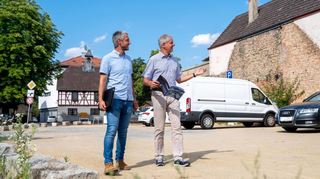 Bürgermeister Helmut Glanzner (r.) erläuterte Christian Eckert auf dem künftigen Baugrundstück am Marktplatz den geplanten Neubau eines Wohn- und Ärztehauses. Die Sicherstellung der medizinischen Versorgung war ein wichtiges Thema bei der ersten Zukunftswerkstatt 2014/2015.