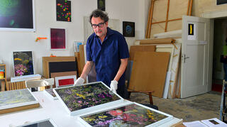 Zwischen dem 14. und 16. Juli 2023 öffnen Mannheimer Künstlerinnen und Künstler ihre Ateliers. Unser Bild zeigt den Fotokünstler Claus Stolz in seinem Atelier.