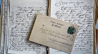 <p>Auch Theodor Fontane war ein eifriger Briefeschreiber. Im Bild die ersteigerten Briefwechsel an Georg Friedlaender und den Schriftsteller Fritz Mauthner.</p>