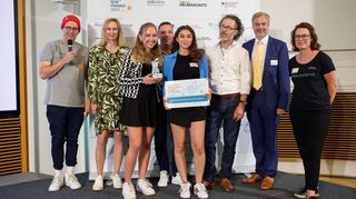 Die Geschwister-Scholl-Schule ist „Energiesparmeister“, der Preis wurde jetzt in Berlin übergeben. Unser Bild zeigt (v.l.) Moderator Ben Blümel, Antje Schwarz (Sparkassenverbund Hessen-Thüringen), Laura Hartnagel, Torsten Wienold (Sparkasse Bensheim), Madlena Hairapetowa, Frank Maus, Till Mansmann (MdB) und Tanja Loitz (Co2-Online).