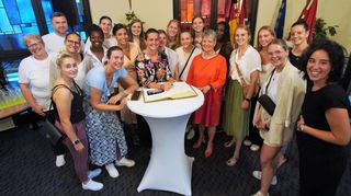 Das Team der Flames trug sich am Mittwochabend im Rathaus ins Goldene Buch der Stadt ein. Bürgermeisterin Christine Klein und der Magistrat würdigten mit der Zeremonie die Erfolge der Bundesliga-Handballerinnen in der abgelaufenen Spielzeit.