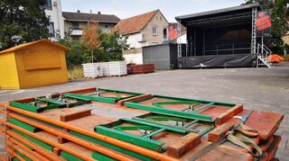 Schon gestern liefen die Aufbauarbeiten für den ersten Einhäuser Weinmarkt auf dem Hallenbad-Platz.
