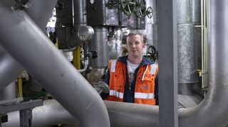 Facility-Manager Florian Prehl steht zwischen Lüftungsanlagen im Keller des Frankfurter Hauptbahnhofs.