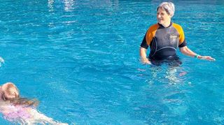 Tatjana Schmitt (Zweite von links) übt mit Marlene, Henriette und Emily (von links) das Schwimmen. Tina Freiberger (rechts) schaut, dass die drei Mädchen das auch richtig machen.