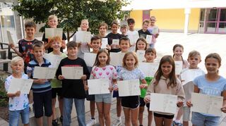 21 Mädchen und Jungen der Einhäuser Grundschule an der Weschnitz wurden für ihre sportlichen Leistungen bei den Bundesjugendspielen mit Ehrenurkunden ausgezeichnet. Der Wettbewerb fand auch in Einhausen zum letzten Mal in der alten Form statt.