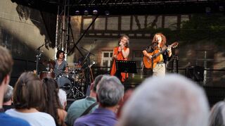 Das Trio Magdalena Matthey, Zelia Fonseca und Angela Frontera eröffnete das Programm der Sommerbühne am Wambolter Hof.