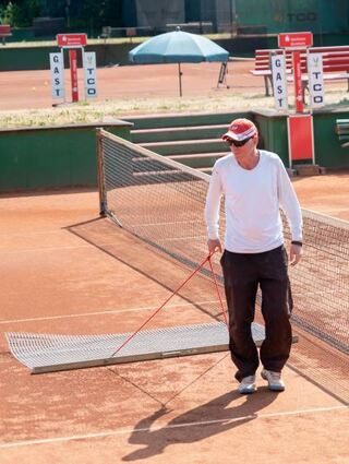 Eine immer wiederkehrende Aufgabe auf einer Tennisanlage: TCO-Platzwart Hans Rodenheber zieht mehrmals am Tag die Felder ab.