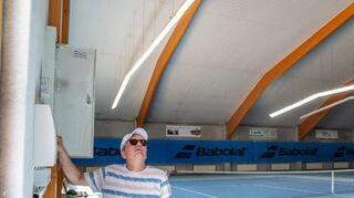 ,lsp Tennis Feature, was alles auf einer Tennisanlage los ist und zu tun ist. Mit Platzwart Willi Ströbel , hier in der Tennishalle, Bild: Thomas Neu