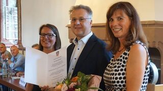 Der wiedergewählte Bürgermeister Rainer Burelbach mit Erster Stadträtin Christine Bender (links, SPD) und Stadtverordnetenvorsteherin Susanne Benyr (CDU) während der Zeremonie zur Amtseinführung.