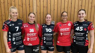 Die Trainerin und ihre Neuzugänge am Rande des Flames-Trainings: (von links) Kim Naidzinavicius, Tabea Coors, Mia Ziercke, Coach Heike Ahlgrimm, Sophia Ewald.