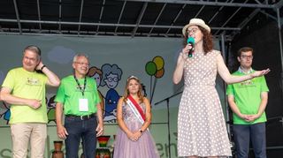 Eröffnung mit Matthias Wilkes, Gottfried Störmer und Spargelkönigin Ayleen I. sowie mit Ministerin Angela Dorn und Erstem Stadtrat Marius Schmidt (v.l.).