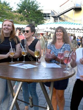 Einhäuser Weinmarkt, KOnzert Legends of Life
bei einem Glas Wein die Musik geniesen...
Foto: Jürgen Strieder
Tel: 01713452063