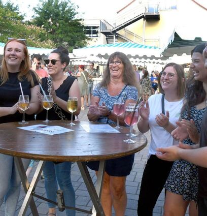 Einhäuser Weinmarkt, KOnzert Legends of Life
bei einem Glas Wein die Musik geniesen...
Foto: Jürgen Strieder
Tel: 01713452063