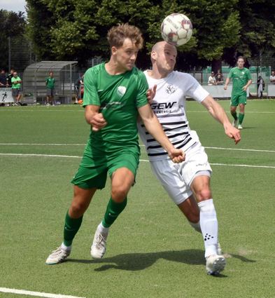 Endlich wieder Stadtmeisterschaft, endlich wieder Derbys: Der Bensheimer Denis Holdschick (re.) im Zweikampf mit dem Fehlheimer Lasse Lulei.