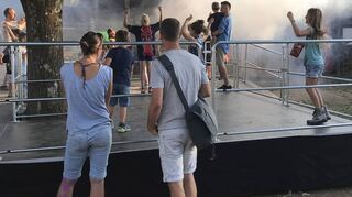 Die Disco-Party von Pro Kids  auf der Burg Lindenfels lockte Großeltern, Eltern und Kinder zum Tanzen unter die Linde.