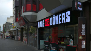Seit Ende Juni beherbergt das Quadrat T1 ein "Haus des Döners", eine Filiale der Dönerkette aus Nordrhein-Westfalen.