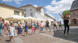 Am Sonntag war „Bewegungstag“ beim Lorscher „Innenstadtzauber“. HipHop für Kinder gehörte unter anderem zum Angebot.