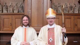 Der Bensheimer Jens Christoph Ginkel (l.) wurde am Samstag vom Mainzer Bischof Peter Kohlgraf zum Priester geweiht.