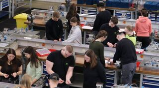 Die 2004 bezogene Halle bietet den Azubis auf 2200 Quadratmetern Platz für die technische Fortbildung.