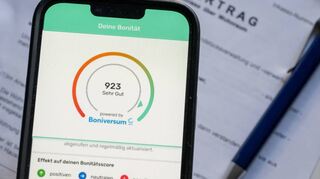 Ein Screenshot der App Bonify ist auf dem Bildschirm eines Mobiltelefons vor einem Mietvertrag zu sehen.
