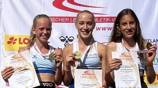 Neben drei Einzeltiteln gab es für die LG Bensheim bei den Hessenmeisterschaften im Blockwettkampf Mannschafts-Gold durch (von links) Greta Mihm, Anne Vetter und Lina Harjes.