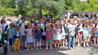 Der Höhepunkt des Dorffestes war für viele Eltern der Auftritt des Kindergartens Tatzelwurm.