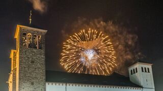 Mit einem Feuerwerk ist in der Stadtverordnetenversammlung heute (20.) nicht wirklich zu rechnen. Und ob es künftig noch eines beim Winzerfest geben wird, muss sich zeigen. Die Fraktionen diskutieren im Bürgerhaus unter anderem über einen Antrag von FWG, BfB und VuA, das Feuerwerk zu streichen.