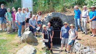 Die OWK-Wanderer vor dem Eingang des Silberbergwerks „Gnade Gottes“ im Modautal.