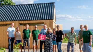 Spendenübergabe: Das neue Weinberghaus oberhalb der Luciberghütte soll für Versammlungen genutzt werden.