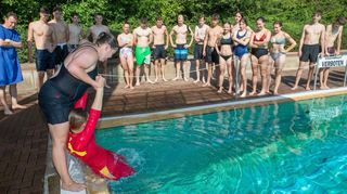 Ein anspruchsvolles Programm hatten sich 19 Starkenburg-Gymnasiasten mit der Rettungsschwimmer-Ausbildung bei der DLRG Lorsch auferlegt.
