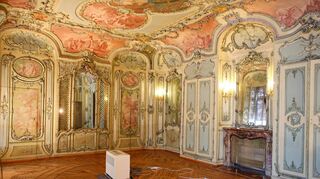 Ein heiterer, intimer Raum mit außergewöhnlichem Status: die Kabinettsbibliothek von Elisabeth Augusta im Schloss, von Nicolas de Pigage geschaffen.
