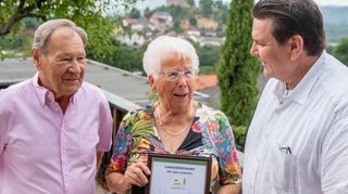Heinz und Elfriede Wiederspahn feiern ihre eiserne Hochzeit. Glückwünsche kamen unter anderem von Bürgermeister Michael Helbig.